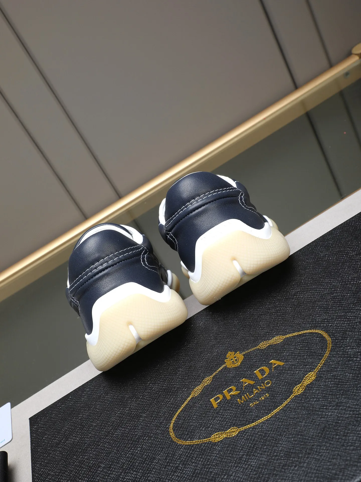 Men's Men's Shoes 💰700 Prada/Prada 1:1 men's casual shoes combine comfort with sophisticated and innovative design. The latest model features a sporty silhouette with visible topstitching that echoes the dynamic lines of the original. Inspired by driving shoes, this sneaker uses a soft and even cow upper, with a light and flexible rubber sole with a concave and convex pattern pattern, giving the sneaker a light appearance and smoothness. The upper is equipped with sports-style stitching, the tongue and laces are injection molded with Epoxy logo, sheep lining and cow foot pads, TPU ultra-light outsole, the upper foot is soft and comfortable, light and breathable! Code:38-39-40-41-42-43-44 (45 customized)